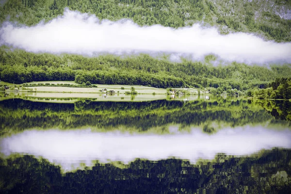 Moln och dimma på Hallstattersee i Österrike. — Stockfoto