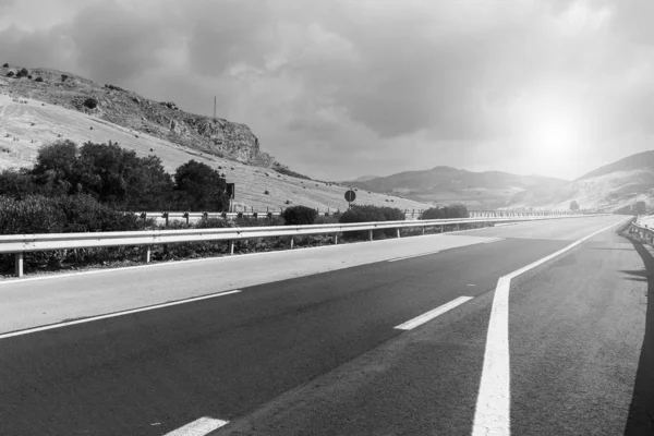 Asfalt yol Sicilya Adası — Stok fotoğraf