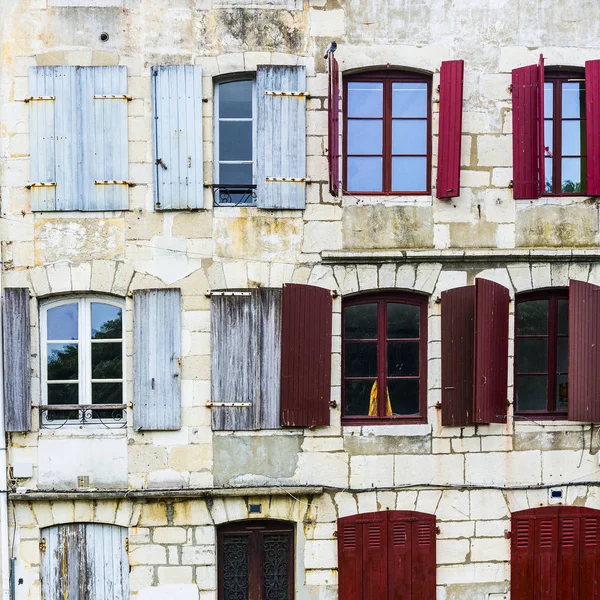 Povera casa in una città ricca — Foto Stock