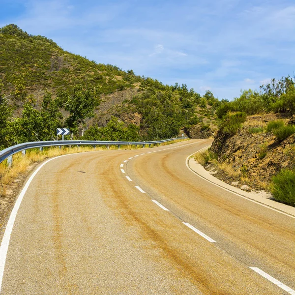 Kronkelende asfalt weg in Spanje — Stockfoto