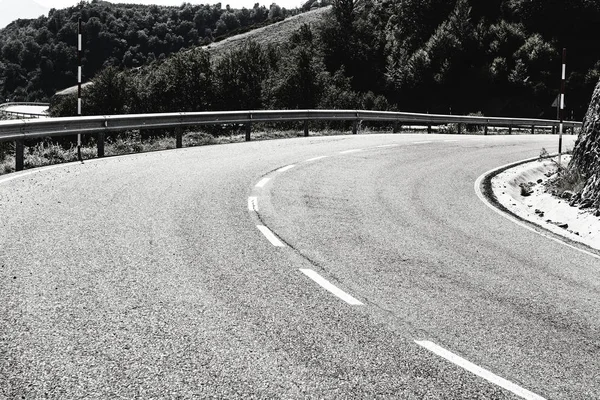 Kronkelende asfalt weg in Spanje — Stockfoto