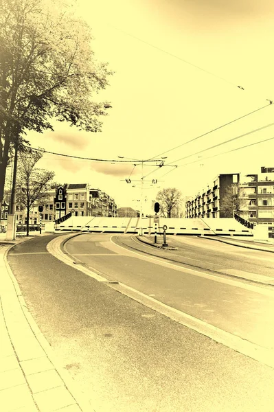 Drawbridge na polootevřené pozici v Amsterdamu — Stock fotografie