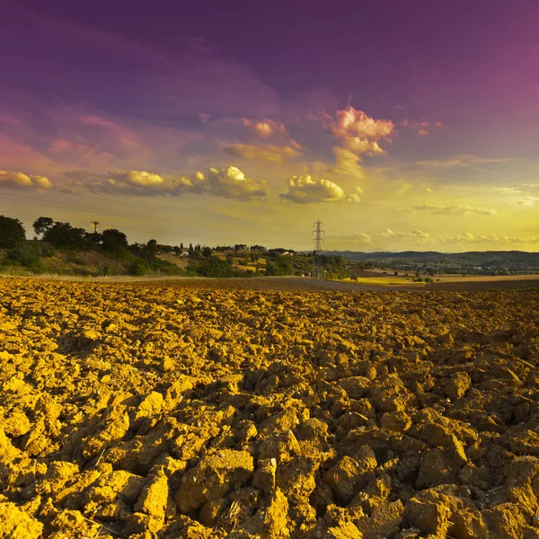 Paisagem rural com campo arado — Fotografia de Stock