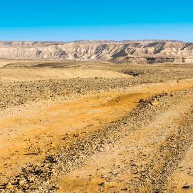 İsrail 'deki Negev Çölü' nün Rocky tepeleri. Güney İsrail 'deki kaya oluşumlarının nefes kesici manzarası. Tozlu dağlar wadiler ve derin kraterler tarafından kesildi..