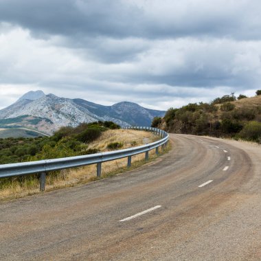 Avrupa 'nın dolambaçlı asfalt yolu İspanya' da sabahın erken saatlerinde doruk noktasında