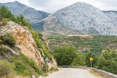 Avrupa 'nın dolambaçlı asfalt yolu İspanya' da sabahın erken saatlerinde doruk noktasında