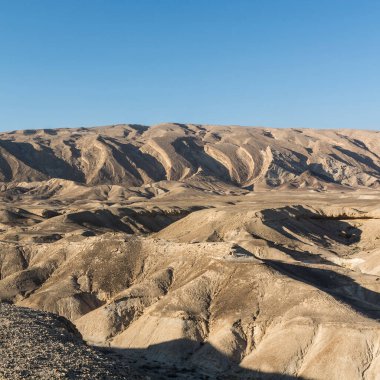 İsrail 'deki Negev Çölü' nün Rocky tepeleri. Güney İsrail 'deki kaya oluşumlarının nefes kesici manzarası. Tozlu dağlar wadiler ve derin kraterler tarafından kesildi..
