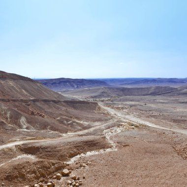 İsrail 'deki Negev Çölü' nün Rocky tepeleri. Ortadoğu 'nun nefes kesici manzarası ve doğası.
