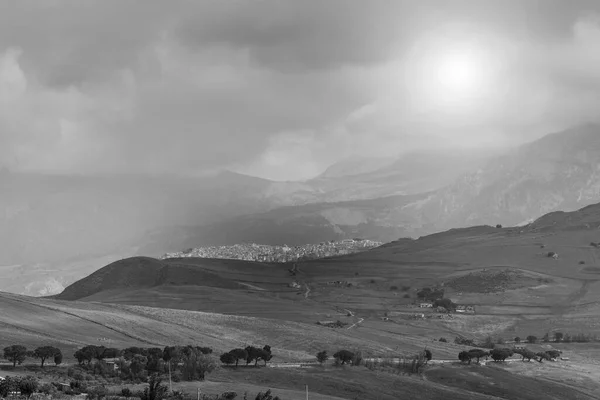 一座中世纪的城市 在病态的群山中 西西里的日出 牧场和阳光 黑白照片 — 图库照片