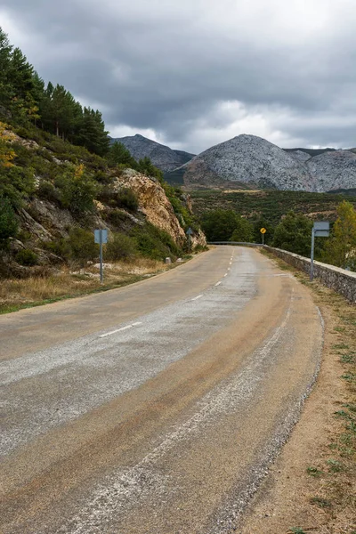 スペインでヨーロッパのピークの曲がりくねったアスファルト道路早朝 — ストック写真