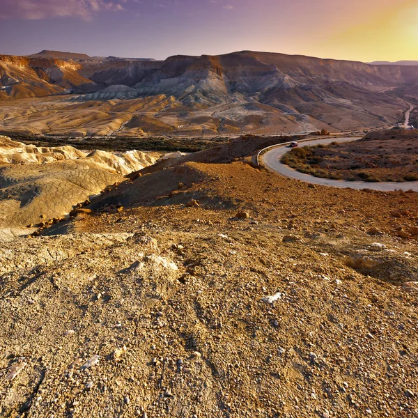 日没時にイスラエルのネゲヴ砂漠の岩の丘 南イスラエル砂漠の砂漠岩の形成の息をのむような風景 — ストック写真