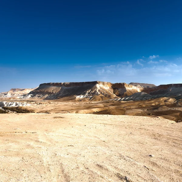 イスラエルのネゲヴ砂漠の岩の丘 南イスラエル砂漠の砂漠岩の形成の息をのむような風景 — ストック写真