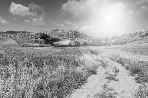 病気の山の中で中世の都市 日の出 フィールド 牧草地 日光でシチリアの風景 白黒写真 — ストック写真