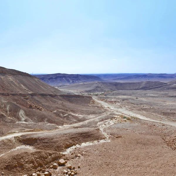 İsrail 'deki Negev Çölü' nün Rocky tepeleri. Ortadoğu 'nun nefes kesici manzarası ve doğası.