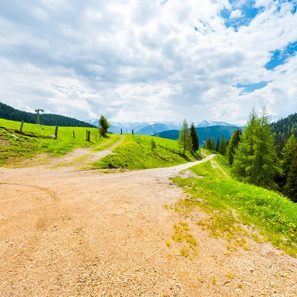 Bochtige Zandweg Oostenrijks Landschap Met Bossen Velden Weiden Weiden — Stockfoto