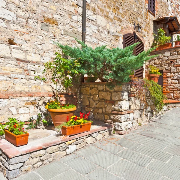 Courtyard Old Buildings Medieval Italian Town Entrance Tuscan Home Decorated — Stock Photo, Image