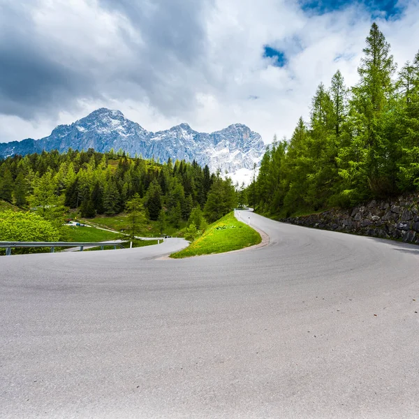 Sinuoso Camino Asfalto Paisaje Austriaco Con Bosques Campos Pastos Prados —  Fotos de Stock