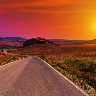 Dağlardaki Sarmal Asfalt Yolu, Günbatımında İspanya, Instagram Efekti