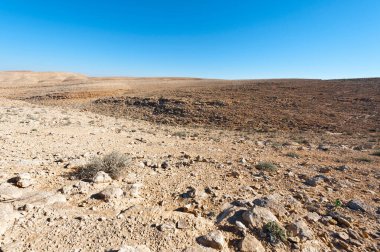 İsrail 'deki Negev Çölü' nün Rocky tepeleri. Güney İsrail Çölü 'ndeki çöl kaya oluşumlarının nefes kesici manzarası..