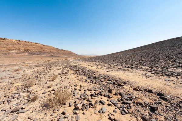 イスラエルの砂漠での岩の形成の息をのむような風景 ワディスと深いクレーターによって中断された埃っぽい山々 — ストック写真