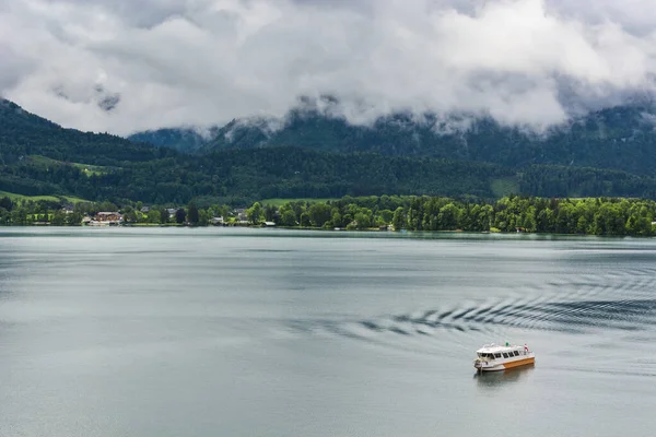 Regen Und Wolken Wolfgangsee Österreich Morgennebel Über Der Österreichischen Landschaft — Stockfoto