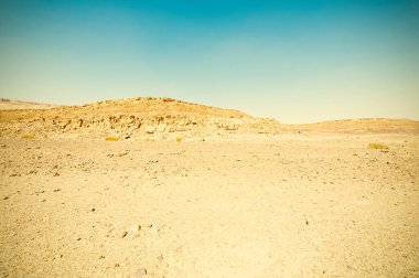 İsrail çölündeki kaya oluşumlarının nefes kesici manzarası. Tozlu dağlar wadiler ve derin kraterler tarafından kesildi. Vintage Biçimli Çöl