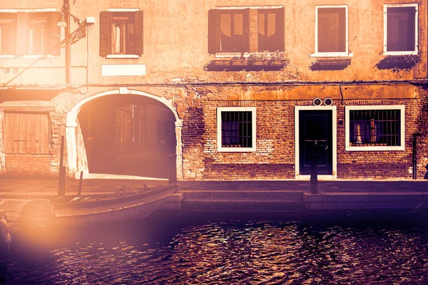 現代的なスタイルで夜明けにヴェネツィアを出発した 博物館シティは運河で区切られ 空の橋で結ばれた島のグループ全体に位置しています — ストック写真