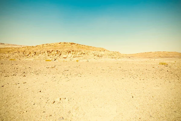 以色列沙漠中岩石形成的令人惊叹的景观 尘土飞扬的山脉被火山口和深坑打断了 古埃及风格的沙漠 — 图库照片