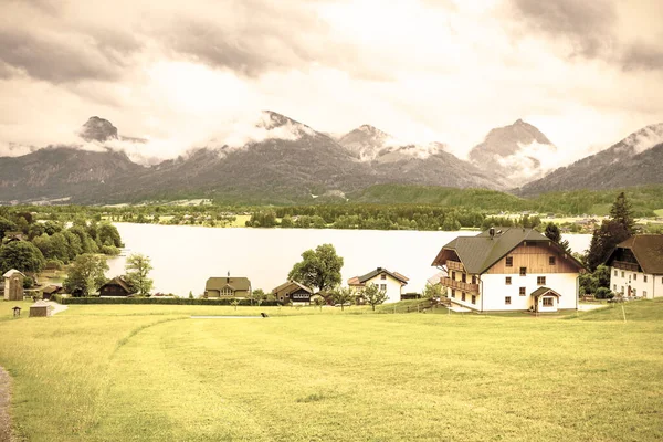 オーストリアのWolfgangseeで雨と雲 フィールド 牧草地 牧草地や村とオーストリアの風景の上に朝の霧 ヴィンテージスタイル — ストック写真