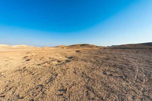 イスラエルの砂漠での岩の形成の息をのむような風景 ワディスと深いクレーターによって中断された埃っぽい山々 — ストック写真