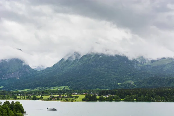 Chuva Nuvens Wolfgangsee Áustria Névoa Manhã Sobre Paisagem Austríaca Com — Fotografia de Stock