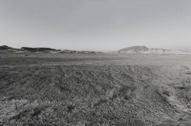 İsrail 'deki Negev Çölü' nün kayalık tepelerinde siyah beyaz dramatik bir sahne. Ortadoğu 'nun nefes kesici manzarası ve doğası. 