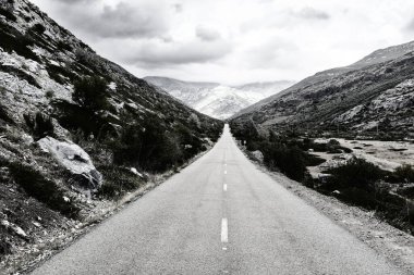 Avrupa 'nın Stright asfalt yolu İspanya' da yağmurlu bir günde zirveye çıkıyor