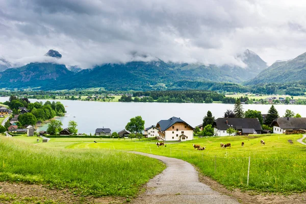 オーストリアのWolfgangseeで雨と雲 フィールド 牧草地 牧草地や村とオーストリアの風景の上に朝の霧 ヴィンテージスタイル — ストック写真