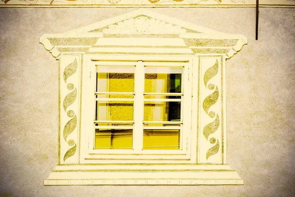 오스트리아의 도시에 전형적 창문입니다 비오는 오스트리아의 그문덴 집입니다 스타일 — 스톡 사진