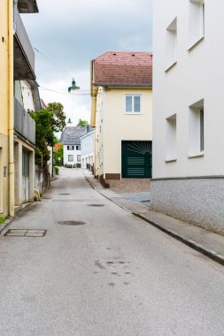 Gmunden şehrinde geleneksel Avusturya ortaçağ mimarisi. Avusturya 'da dar bir sokakta. Retro biçimi