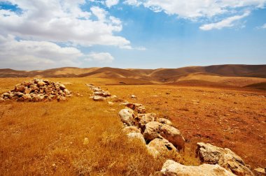 İsrail 'deki Negev Çölü' nün Rocky tepeleri. Güney İsrail Çölü 'ndeki çöl kaya oluşumlarının nefes kesici manzarası..