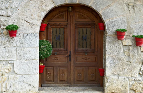 Gewölbte Holztür Eines Spanischen Hauses Dekoriert Mit Lebenden Pflanzen Retro — Stockfoto