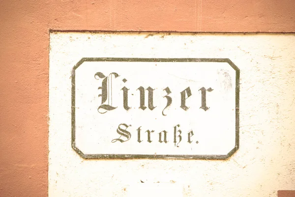 オーストリアの町のゴシック様式の通りの標識 レトロなスタイル — ストック写真