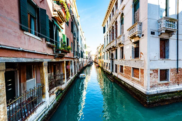威尼斯荒废的街道博物馆城座落在一组由运河隔开并由空桥连接起来的岛屿上 — 图库照片