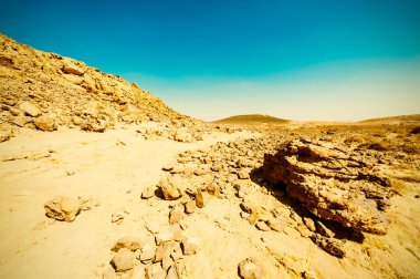 İsrail çölündeki kaya oluşumlarının nefes kesici manzarası. Tozlu dağlar wadiler ve derin kraterler tarafından kesildi. Vintage Biçimli Çöl