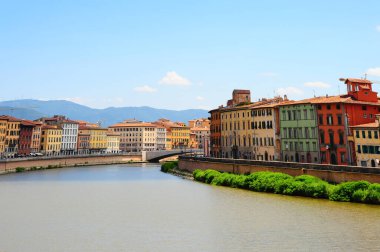 İtalya 'nın ünlü ortaçağ şehri Pisa' daki Arno Nehri 'nin seti. Retro biçimi
