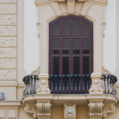 Palermo 'da Kapalı Tahta Panjurlu İtalyan Penceresi