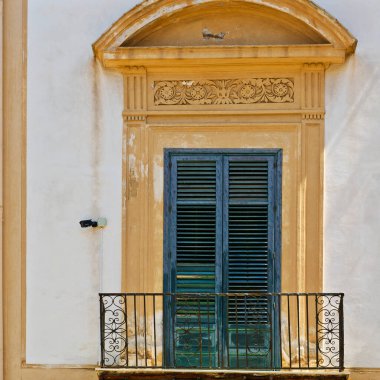 Palermo 'da Kapalı Tahta Panjurlu İtalyan Penceresi