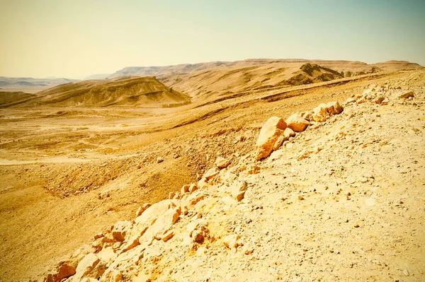 이스라엘 사막에 암석층의 소름끼치는 분화구들이 산들을 버렸다 빈티지 방식의 — 스톡 사진