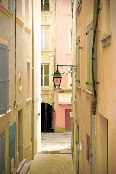 フランスの都市クレスト ランプ付きの狭い中世の通り レトロなスタイル — ストック写真