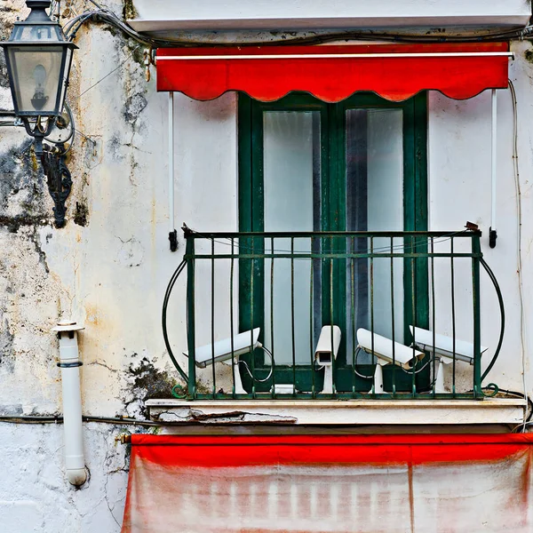 Balcón Antigua Casa Italiana Con Cámaras Cctv — Foto de Stock