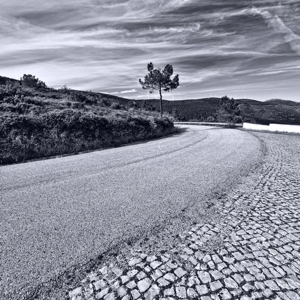Droga Asfaltowa Między Wzgórzami Portugalii Retro Image Filtered Style — Zdjęcie stockowe