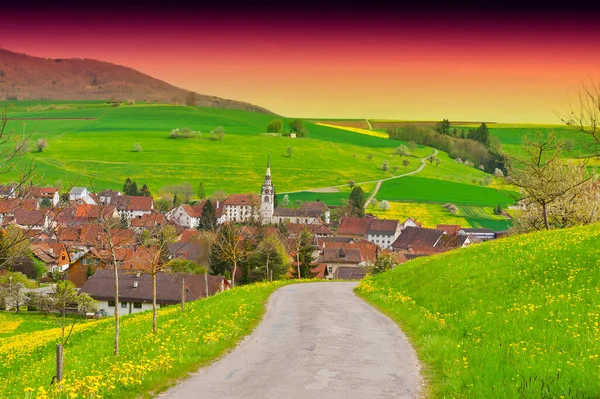 Strada Asfaltata Che Conduce Alla Città Svizzera Tramonto — Foto Stock