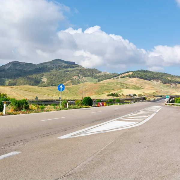 Camino Asfalto Sinuoso Entre Los Campos Grava Sicilia — Foto de Stock